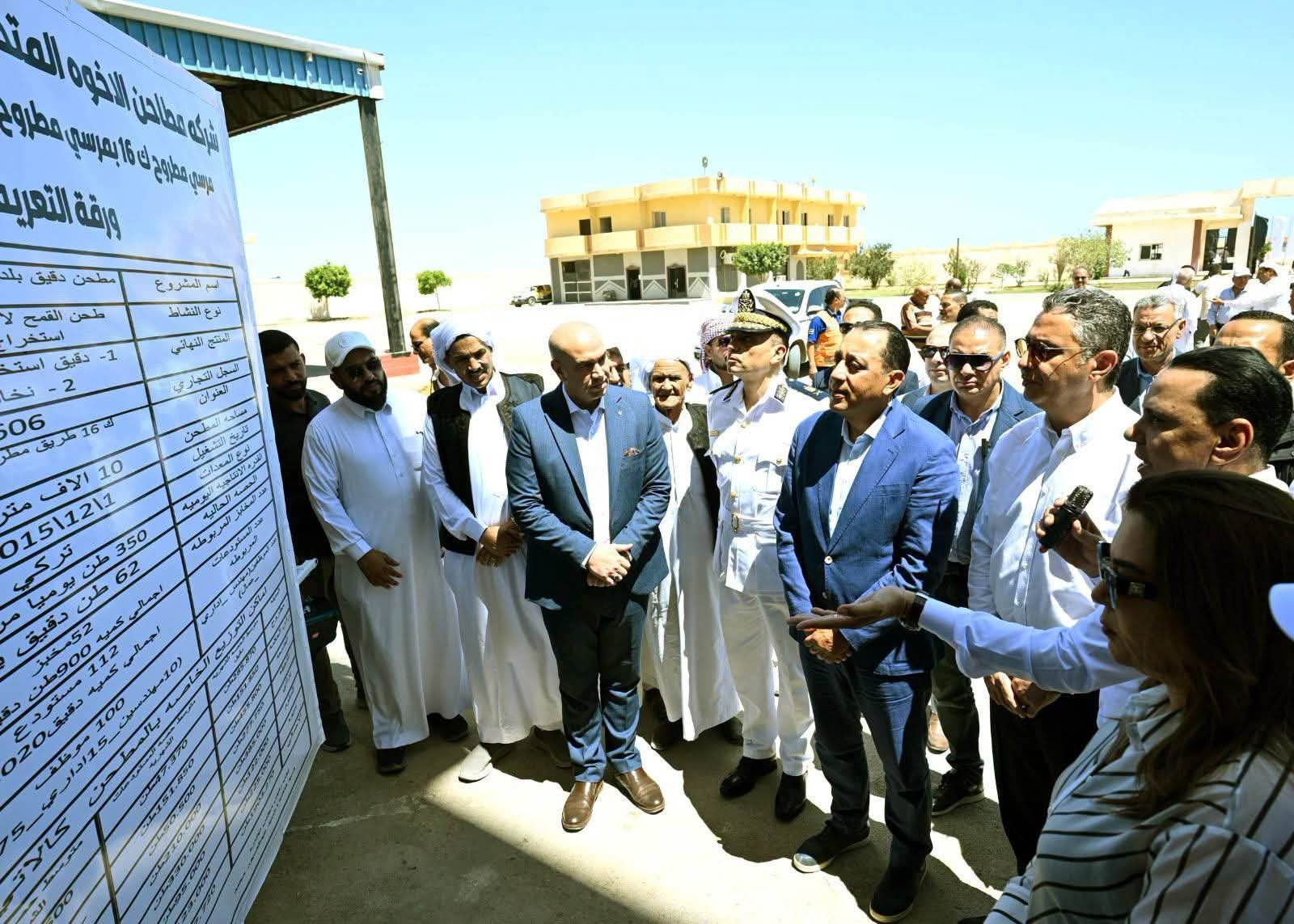 رئيس الوزراء يتفقد سير العمل بأحد مطاحن الدقيق